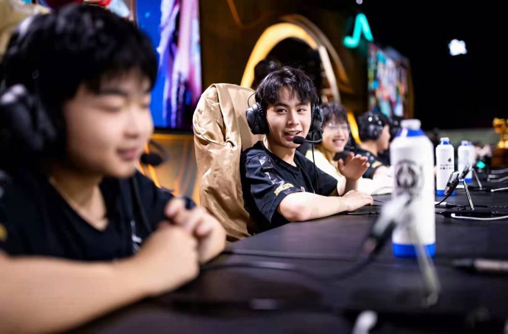 BLG赛后群访 ELK直言对线没打过Ruler bin：都打得没对面好